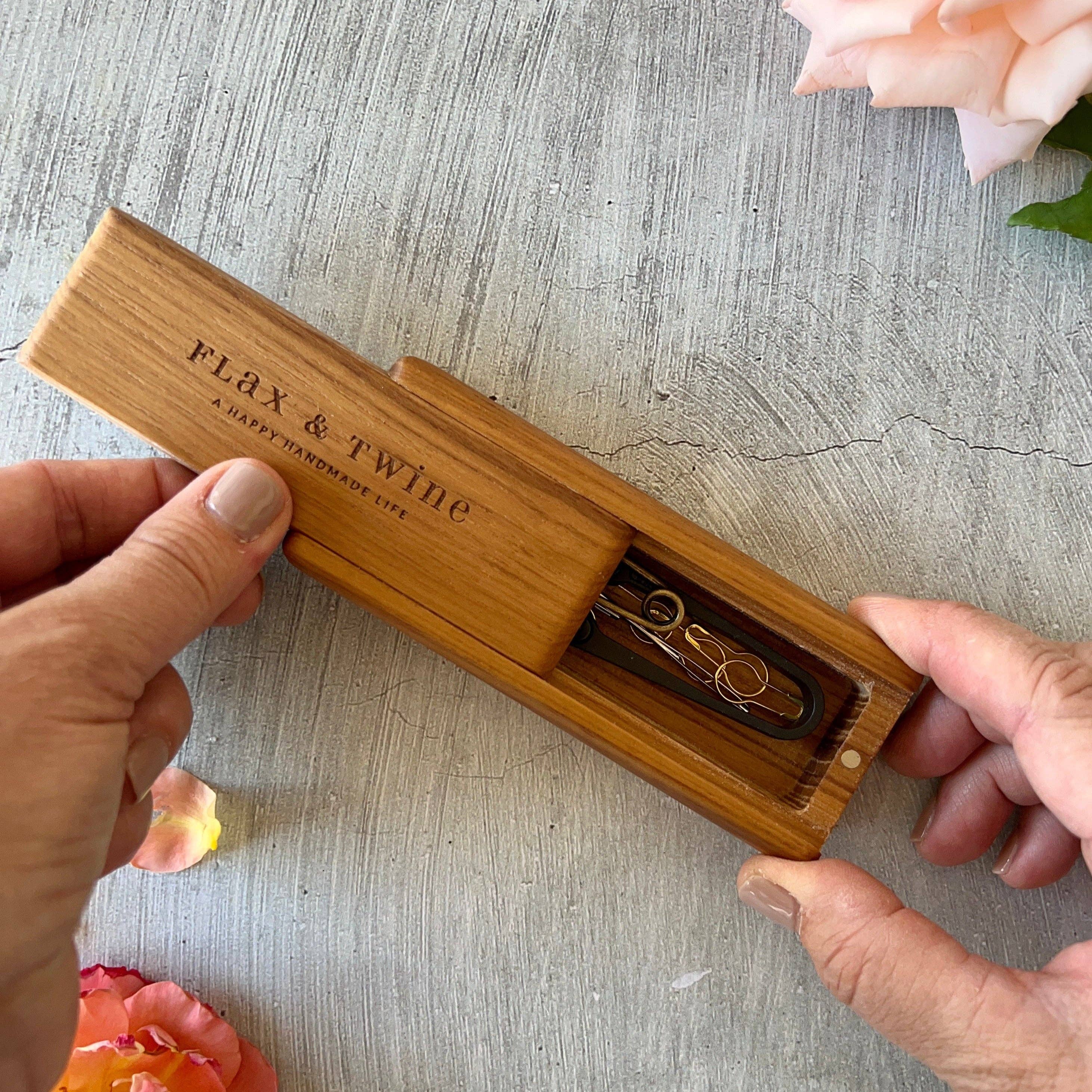 Flax & Twine - Vente Accessoire de tricot/crochet - Boîte à accessoires en teck Flax & Twine1