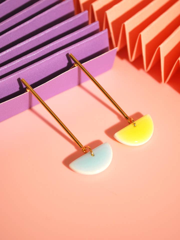 Statement-örhängen dam – halvcirkel-design & 18K guldpläterad för wholesale av Santøclay Handmade