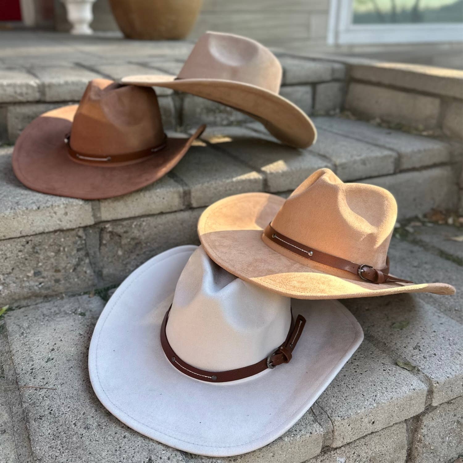 Bella Betty - Vente Chapeau de cowboy – femme - Chapeau de cowboy en daim végétalien à bord rigide avec ceinture en cuir11