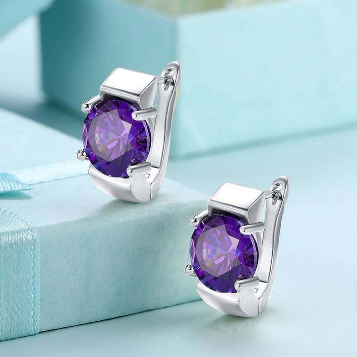 Amethyst Rundskåret Huggie Øreringe i 18K Hvidguld Belagt for engroshandel hos Golden NYC Jewelry