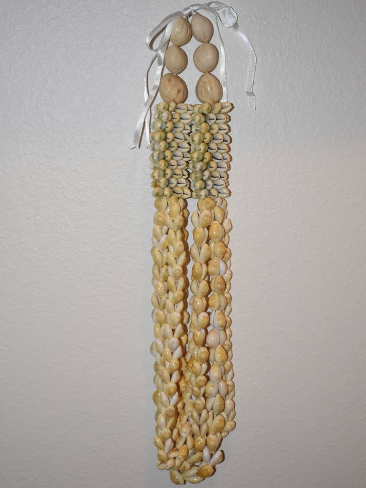Collier en couches avec gros cauris + noix de kukui pour la vente par Revel Sun Hawai'i