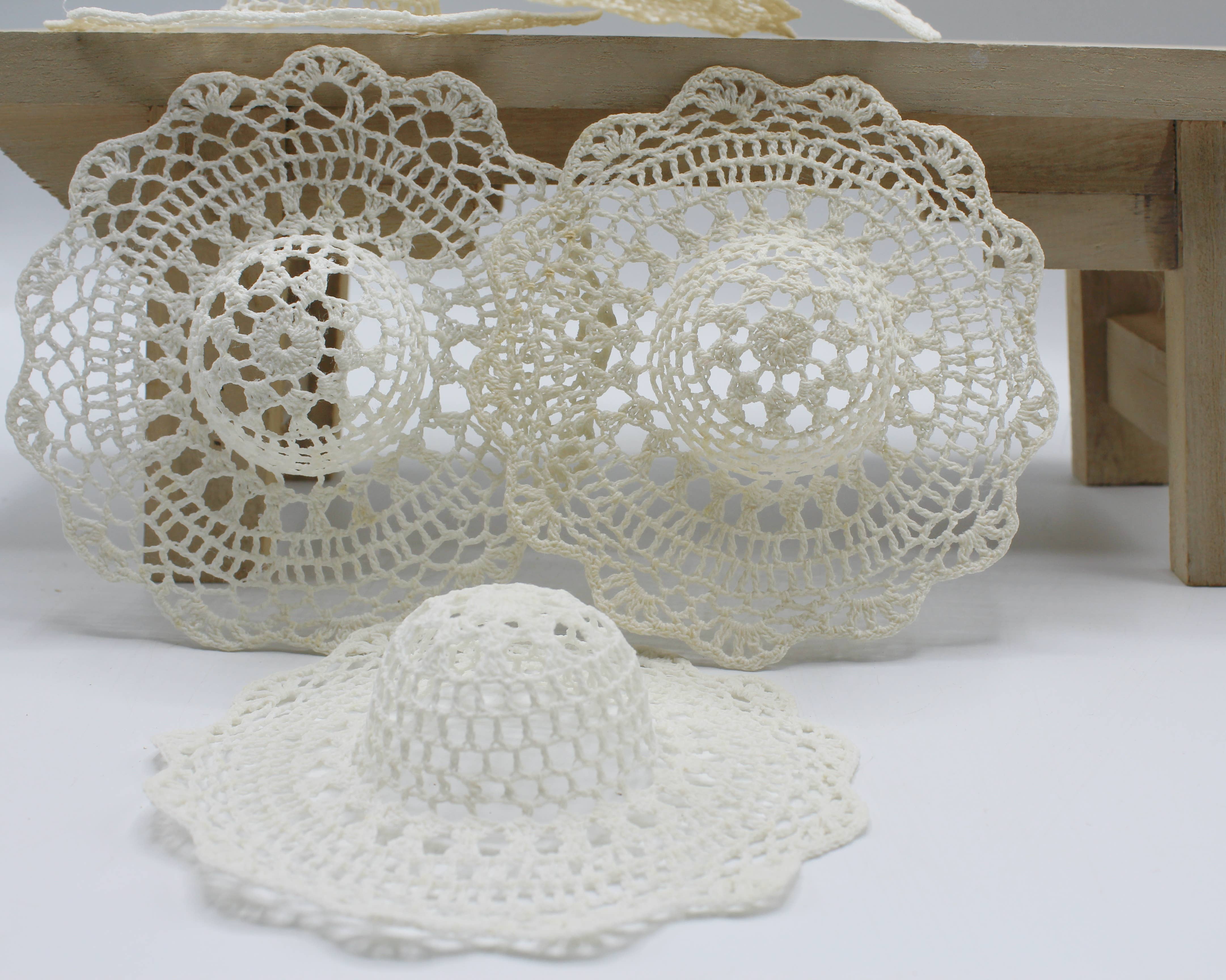 Fioretto Renato S.r.l. – Engroshandel Bordpynt – Taske med 6 hvide bomuldsblondehætter cm.162