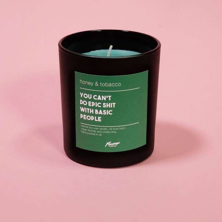 Flamingo Candles – Großhandel Kerze im Glas / gefüllte Kerze – Honey & Tobacco Kerze „You Can't Do Epic Shit With Basic People“, Schwarz