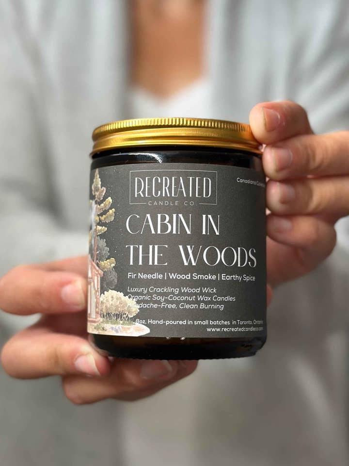 Candela da 8oz "Cabin In The Woods" per la vendita all'ingrosso da parte di Recreated Candle Co.
