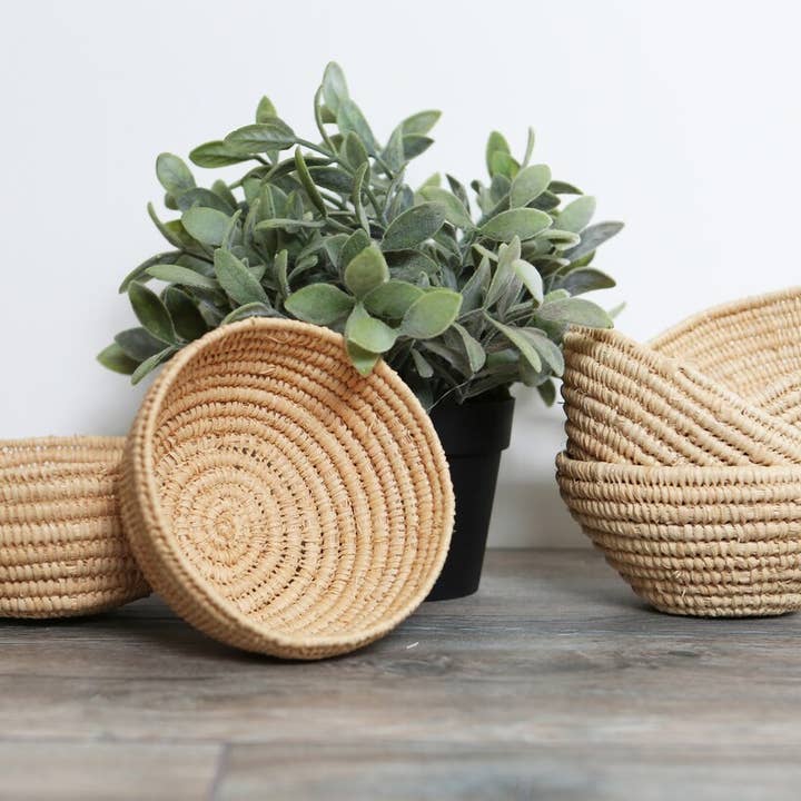 Bol en paille tressé à la main - Rangement en paille - Panier en paille pour la vente par Moroccan Natural bazaar