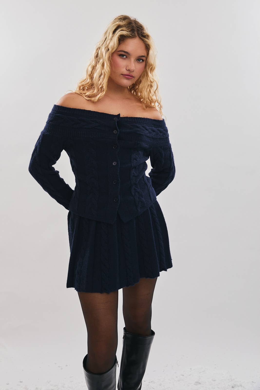 BLEU MARINE Haut en tricot à épaules dénudées Jupe en tricot en vente sur Faire3