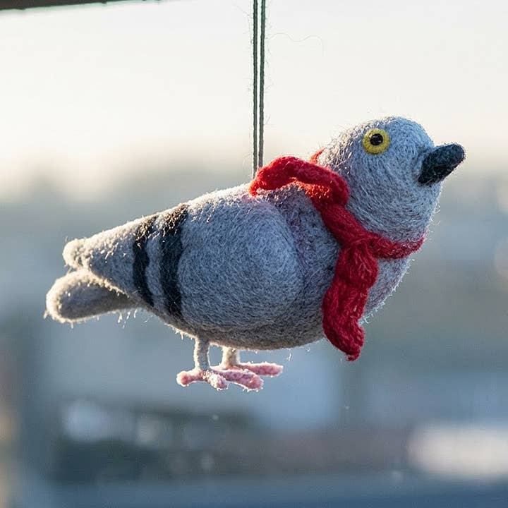 Håndlavet due med et tørklæde hængende fugledekoration for engroshandel hos Felt So Good