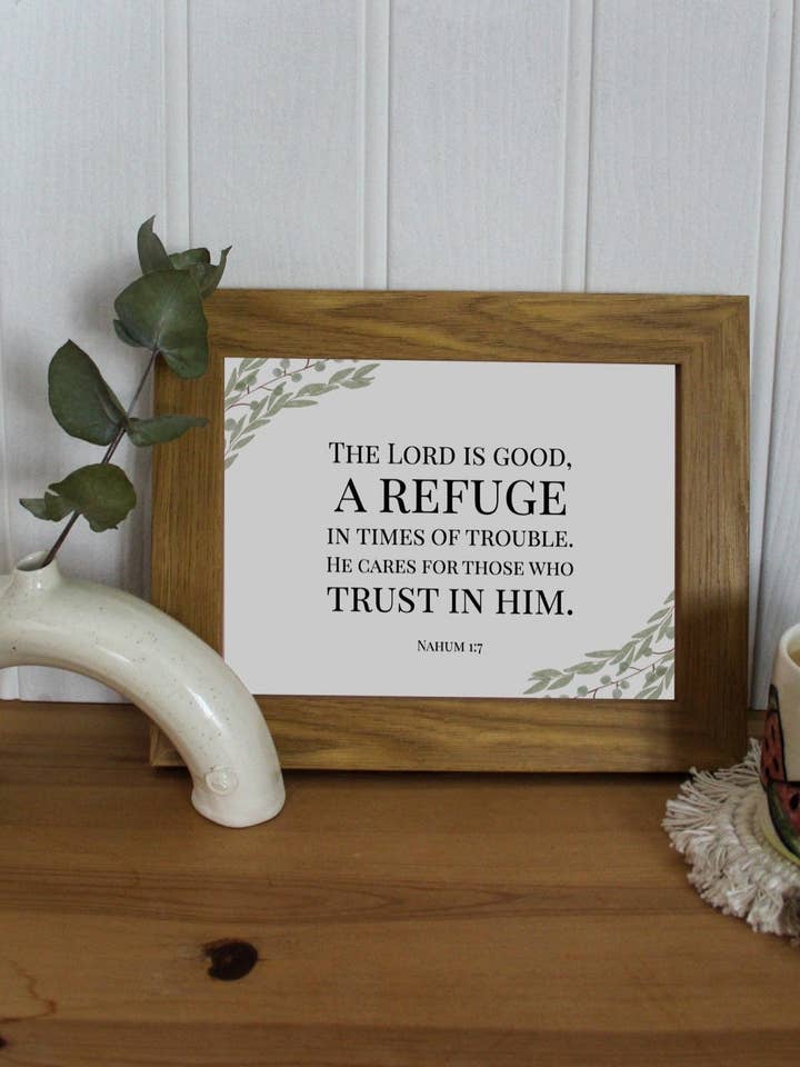 Bibelvers-Druck - Nahum 1,7 für den Großhandel von Daisy & Joy Design