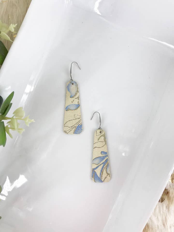 Asiatische blaue metallische Hängeohrringe aus echtem Leder für den Großhandel von Magnolia & Peach Jewelry Boutique, LLC