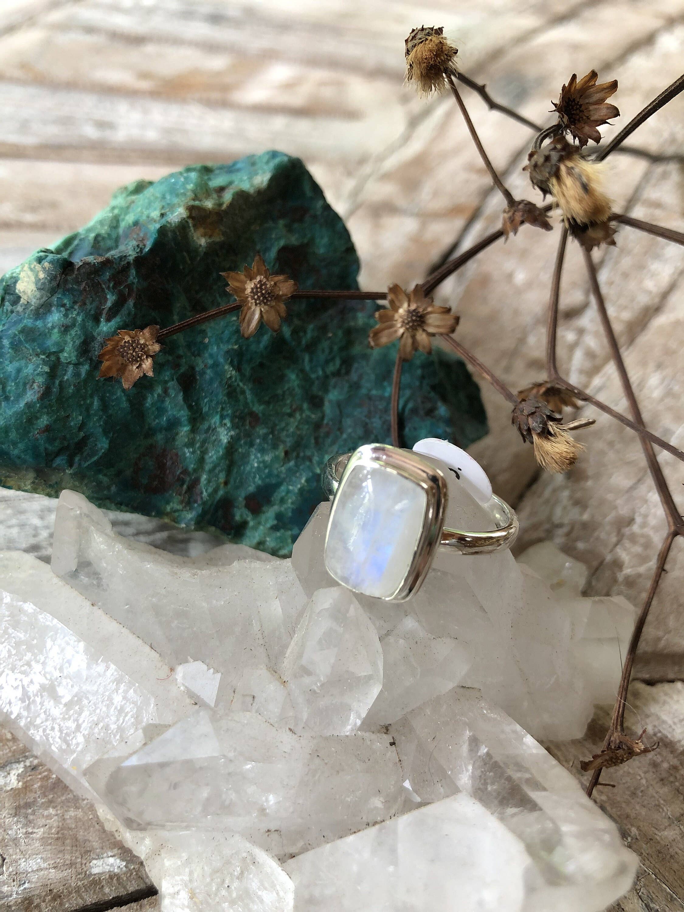 Farmhouse Moon - Vente Bague de cocktail/de cérémonie - Bague tendance en argent sterling arc-en-ciel Moonstone faite à la main4