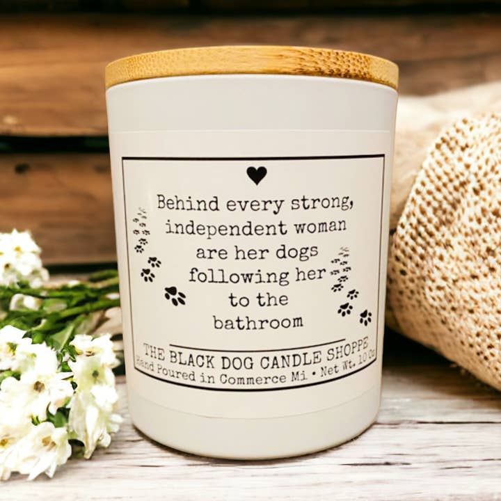 Detrás de cada mujer fuerte e independiente. Vela divertida para venta al por mayor de The Black Dog Candle Shoppe