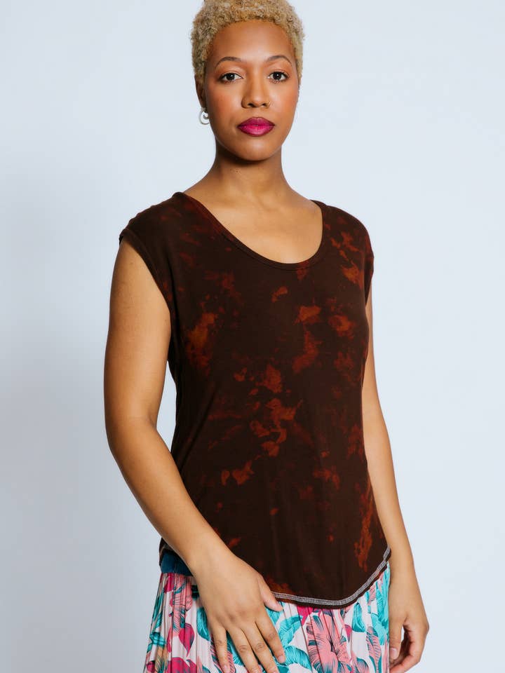 Katey-RVSD KnDm x Suay Hemdschwanz-Oberteil aus Upcycling, Schokokristall für den Großhandel von KINdom