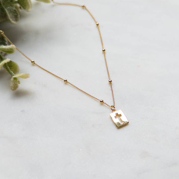 Collier chaîne à perles plaqué or 18 carats avec pendentif croix carrée ouverte. pour la vente par O’Lolly Jewelry