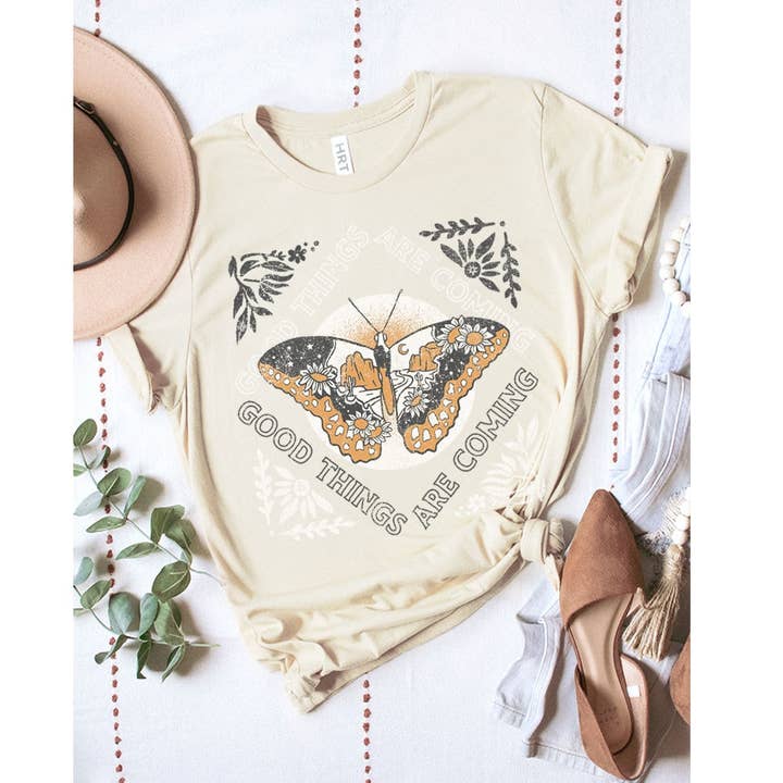 CAMISETA GRÁFICA LAVADA "BOAS COISAS ESTÃO A CHEGAR" por atacado de HRTandLUV