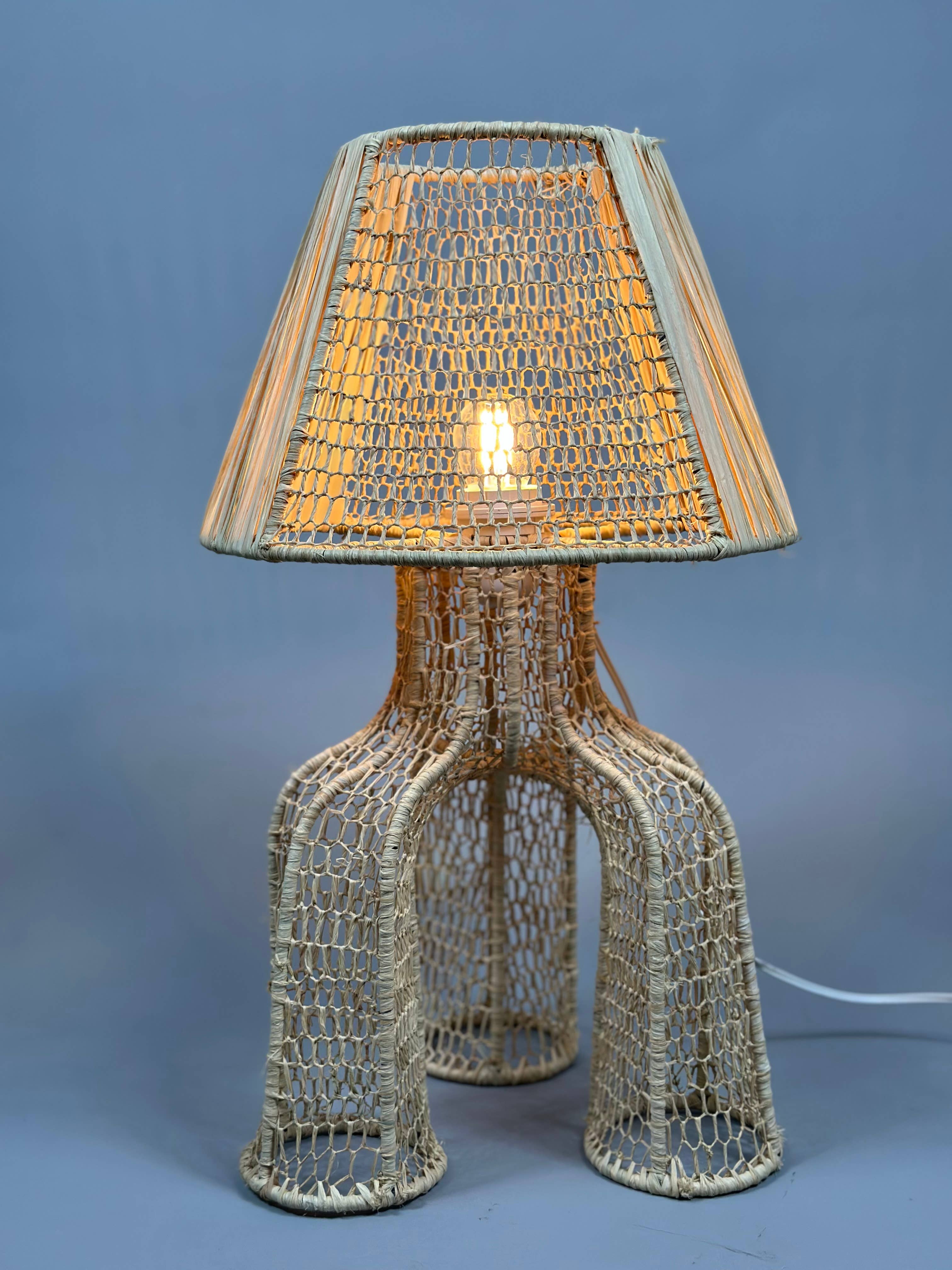 Mikwi – Engroshandel Skrivebordslampe – Naturlig raffia bordlampe, håndflettet lampeskærm4