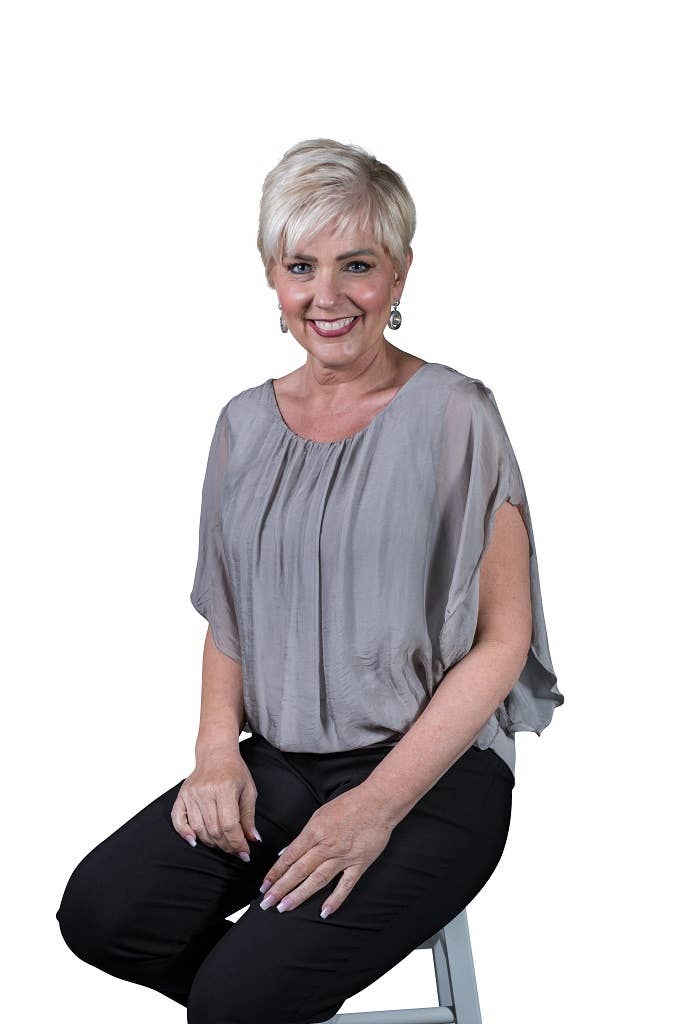 TINA Stephens Italy/Tees By Tina – Engroshandel Bluse - Dame – Aurora Flutter Fly Sleeve Silke Top m/Band Bund (BSS202)5