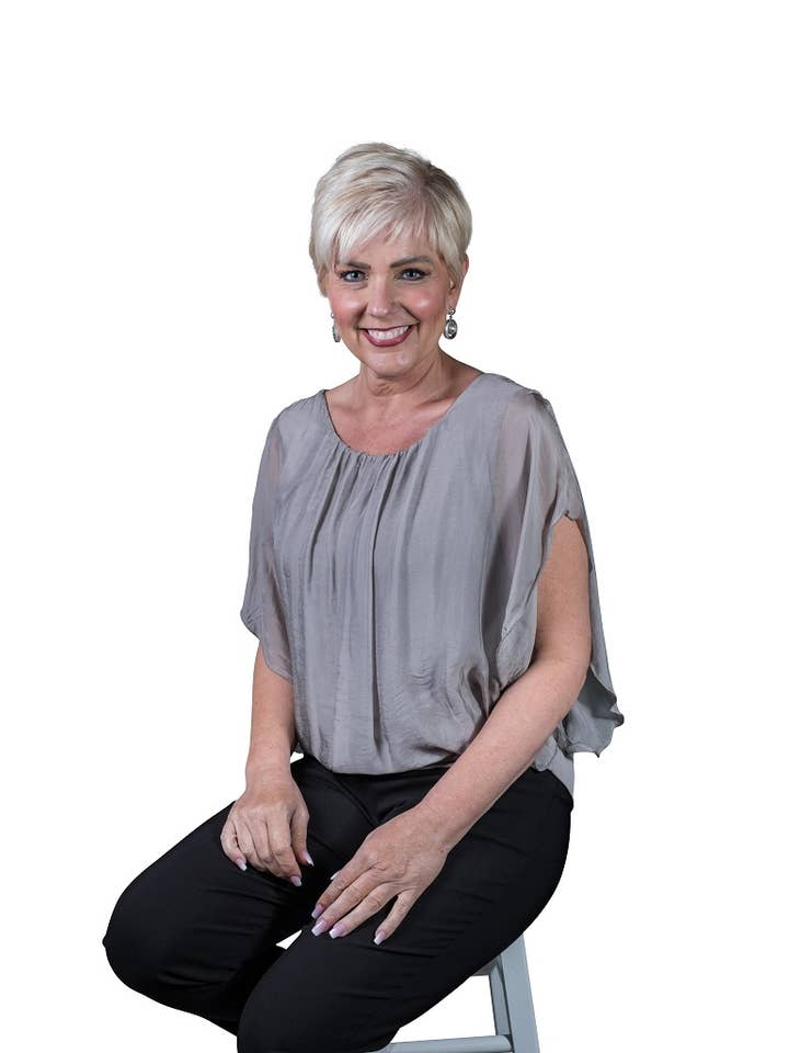 TINA Stephens Italy/Tees By Tina – Engroshandel Bluse - Dame – Aurora Flutter Fly Sleeve Silke Top m/Band Bund (BSS202)5