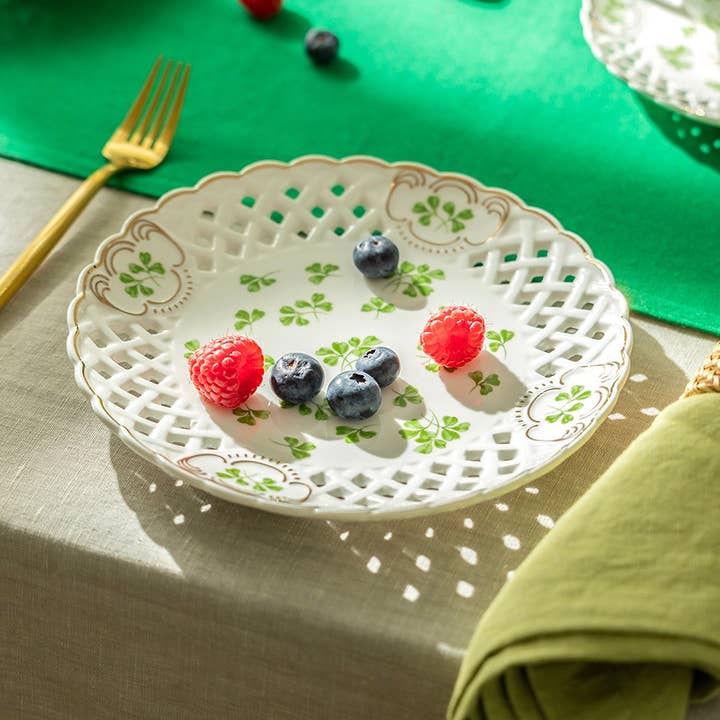 Assiette à dessert en porcelaine fine perforée Shamrock de 7,5 po pour la vente par Grace Teaware