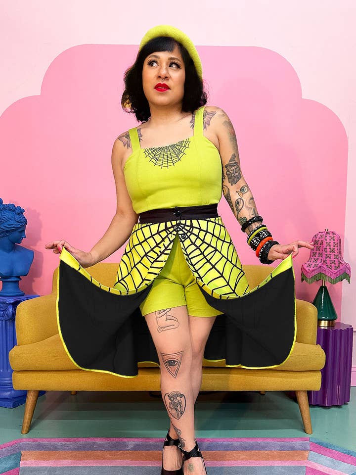 Jupe Glamour Ghoul Spiderweb en vert chartreuse pour la vente par The Oblong Box Shop™