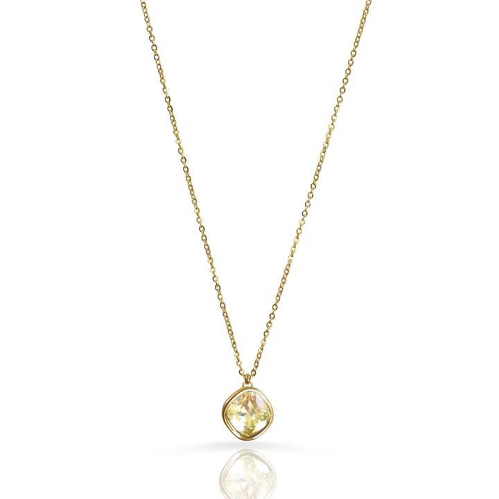 COLLIER AVEC PENDENTIF PÉRIDOT DÉSIRÉE - AOÛT pour la vente par MAI DESIREE