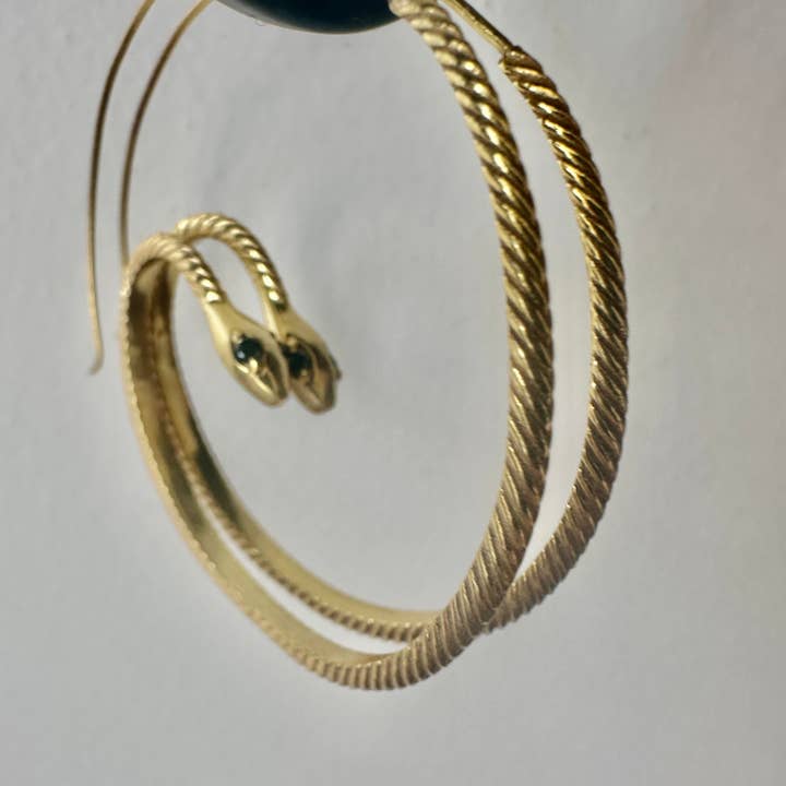 Anokhi Green | Handmade Gemstone Jewelry - Wholesale Oorringen - Zwarte Oorbellen | Slangen Hoepels | Gedurfde Slangenhuid