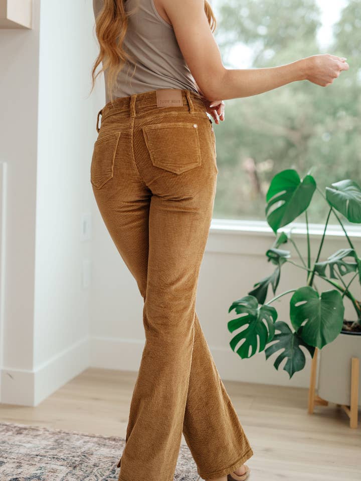 Avenue Wholesale - Venta al por mayor Pantalones - Mujer - Pantalones de pana Judy Blue Bootcut en camel