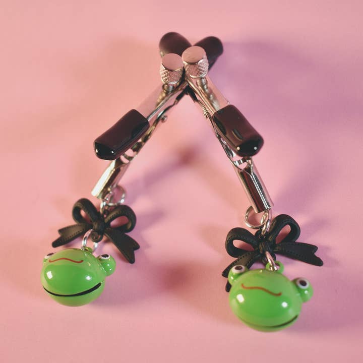Pinces à tétons Froggy Bells pour la vente par Naughty Pawsies