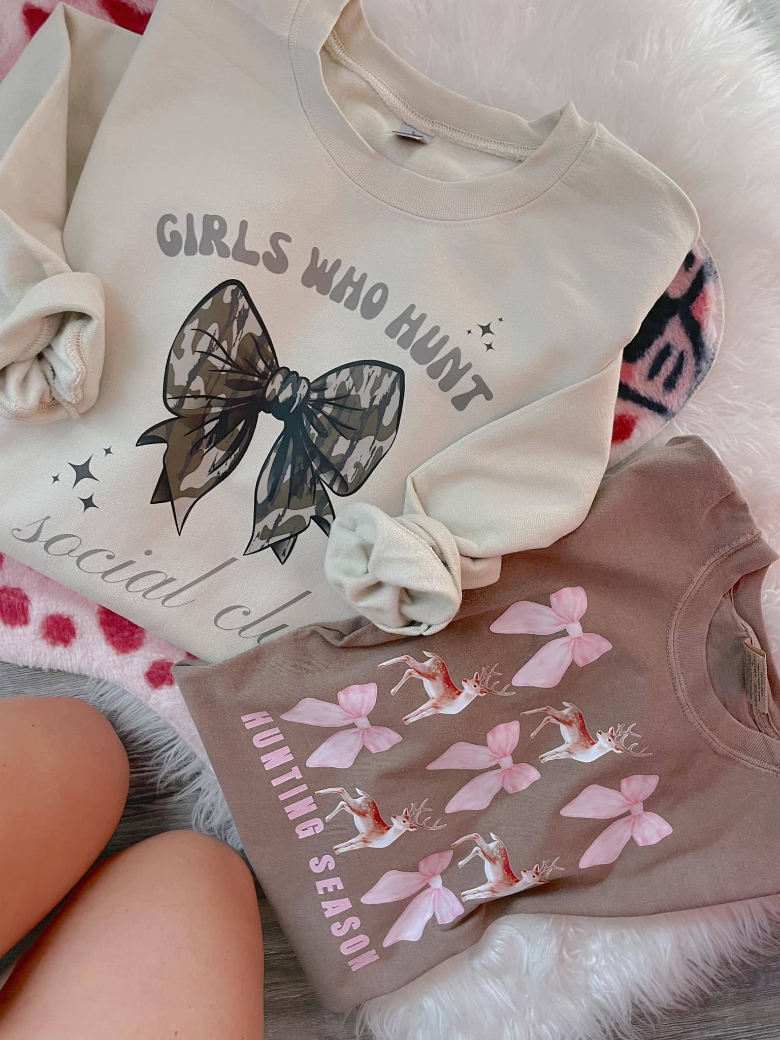 Front Porch Boutique – Großhandel T-Shirt (Grafikdruck) – Damen – Kurzarm-T-Shirt für die Jagdsaison1