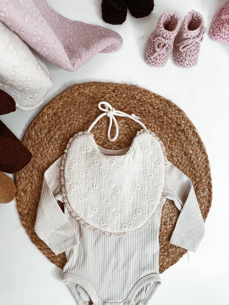 PETITE EvelinaApparel - Venta al por mayor Babero - Bebés - Babero Bebé/Flores bordadas8