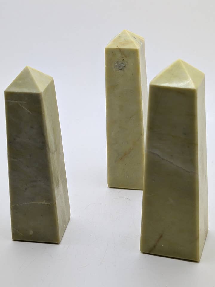 Obélisque serpentin pour la vente par Moonbeam Healing