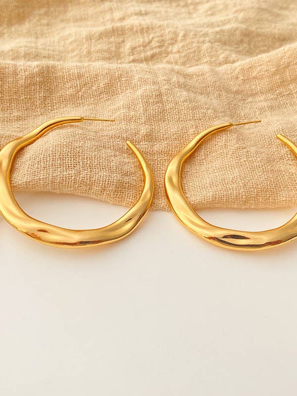 Créoles en forme de C en métal irrégulier galvanisé DPJE1302 pour la vente par Dipped Shop