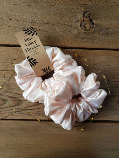 Chouchou en satin pêche/chouchou doux surdimensionné bohème pour la vente par Blue Valley Threads Co.