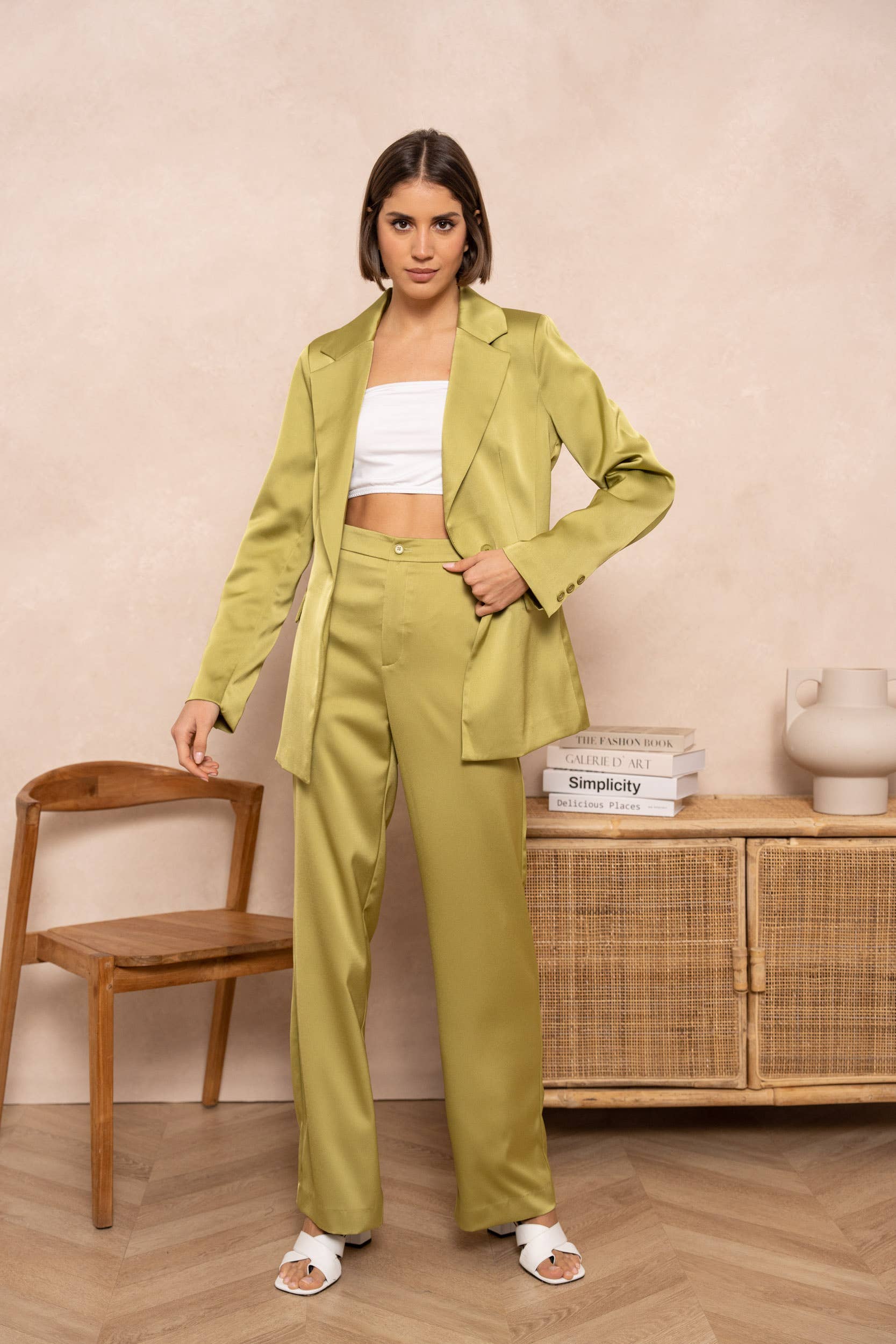 Attentif Paris – wholesale Kostymjacka – Dam – Smal skräddarsydd satinjacka med enfärgade knappar20