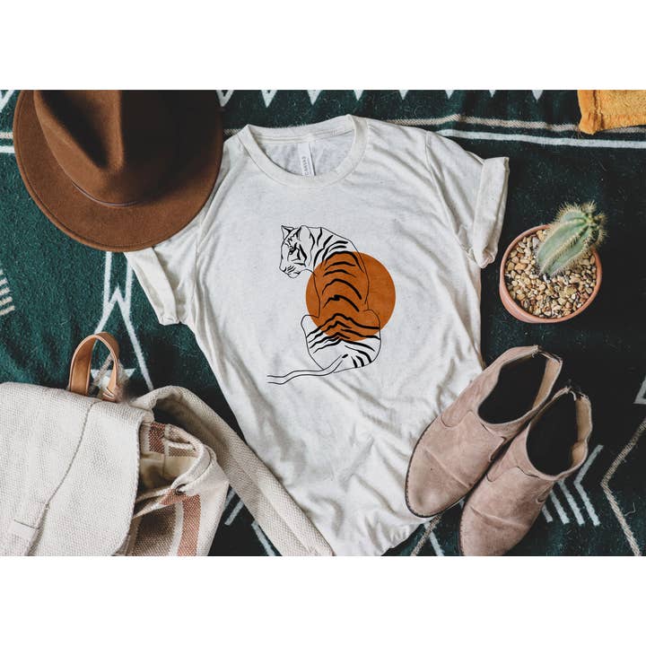 T-shirt con grafica tigre astratta Boho per la vendita all'ingrosso da parte di The Southern Songbird Boutique