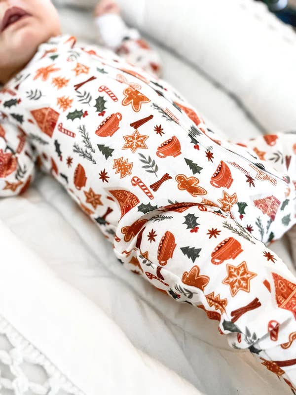 Økologiske bomulds pyjamas til baby/tumling med julelækkerier i peberkage-design for engroshandel hos Gaia Baby Goods