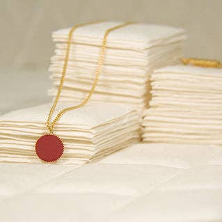 Pendentif rond en émail pour la vente par Ginger & VelVet