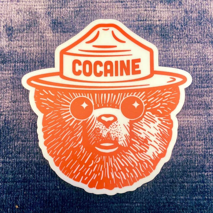Cocaine Bear Klistermærke for engroshandel hos Dodecadonuts