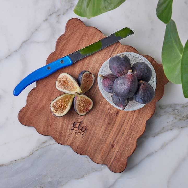 etúHOME - Wholesale Cutting Board - Small Square Scalloped Cutting Board with Spreader