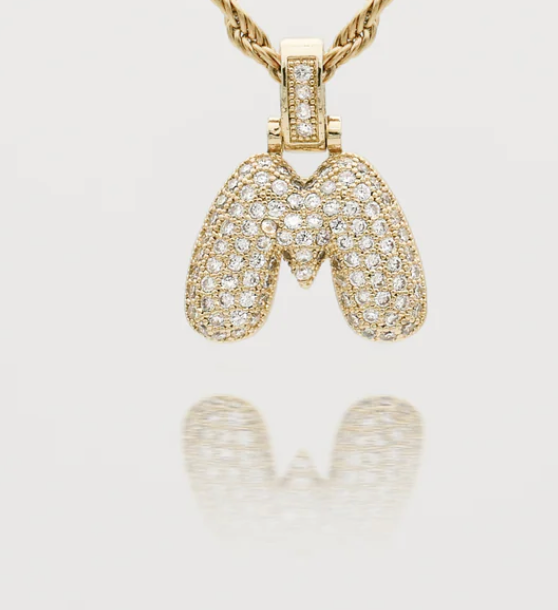 Ouro amarelo Pavé Bubble Letter Iniciais Colar em Aço Ouro 14K para venda a revendedores na Faire31