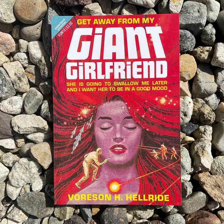Get Away from My Giant Girlfriend Briefkaart voor wholesale door Paperback Paradise