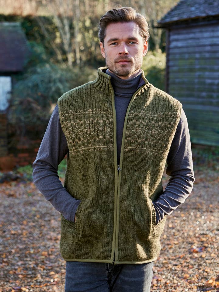 Heren New Forest Gebreide Wollen Bodywarmer Groen Mos voor wholesale door Pachamama Ltd