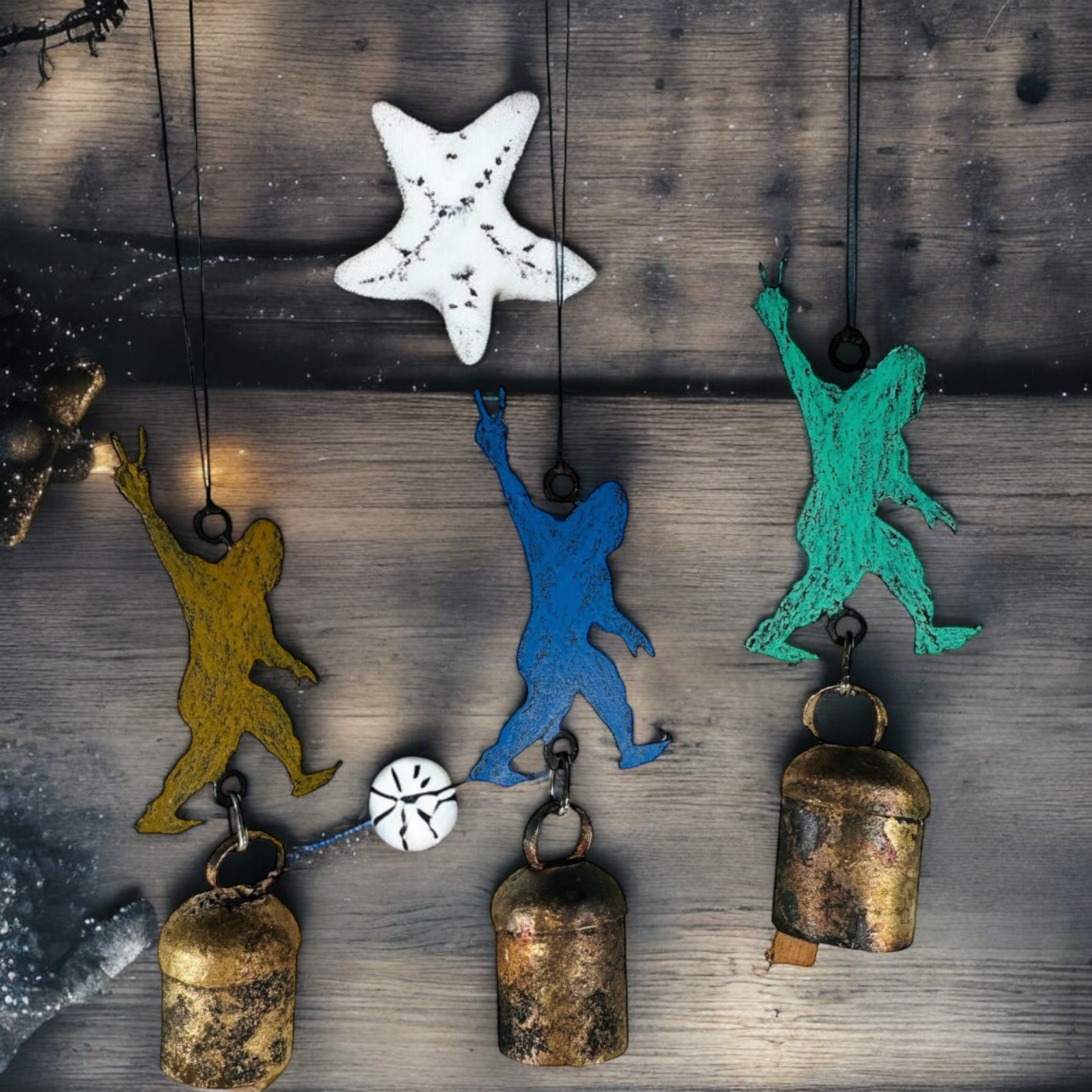 Whimsies - Vendita all'ingrosso Decorazione - Campanello a vento Bigfoot, ornamento con simbolo della pace, regalo economico e conveniente3