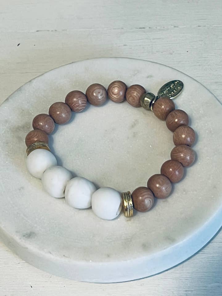 Verre blanc et bois de rose avec laiton africain pour la vente par Inspiration Beads
