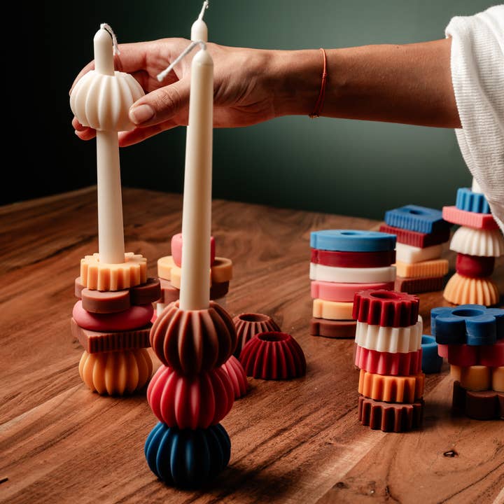 Allure CA - Vendita all'ingrosso Candele cilindriche/candelieri - Set di candele colorate Taper, con graziosi piccoli abbellimenti
