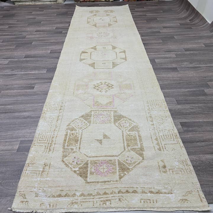 Handgewebter Oushak-Läuferteppich: 3,5x12,7 ft, Neutraler Türkischer Vintage-Teppich für den Großhandel von MesopotamiaRugs