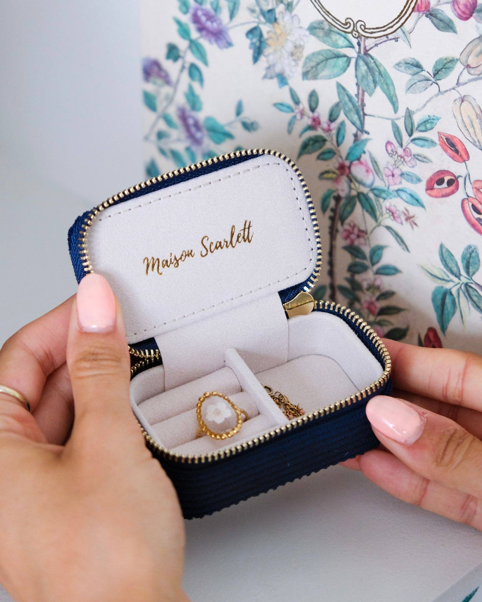 Maison Scarlett - Vente Boîte/rangement à bijoux - Mini boîte à bijoux de voyage Marie en velours côtelé1