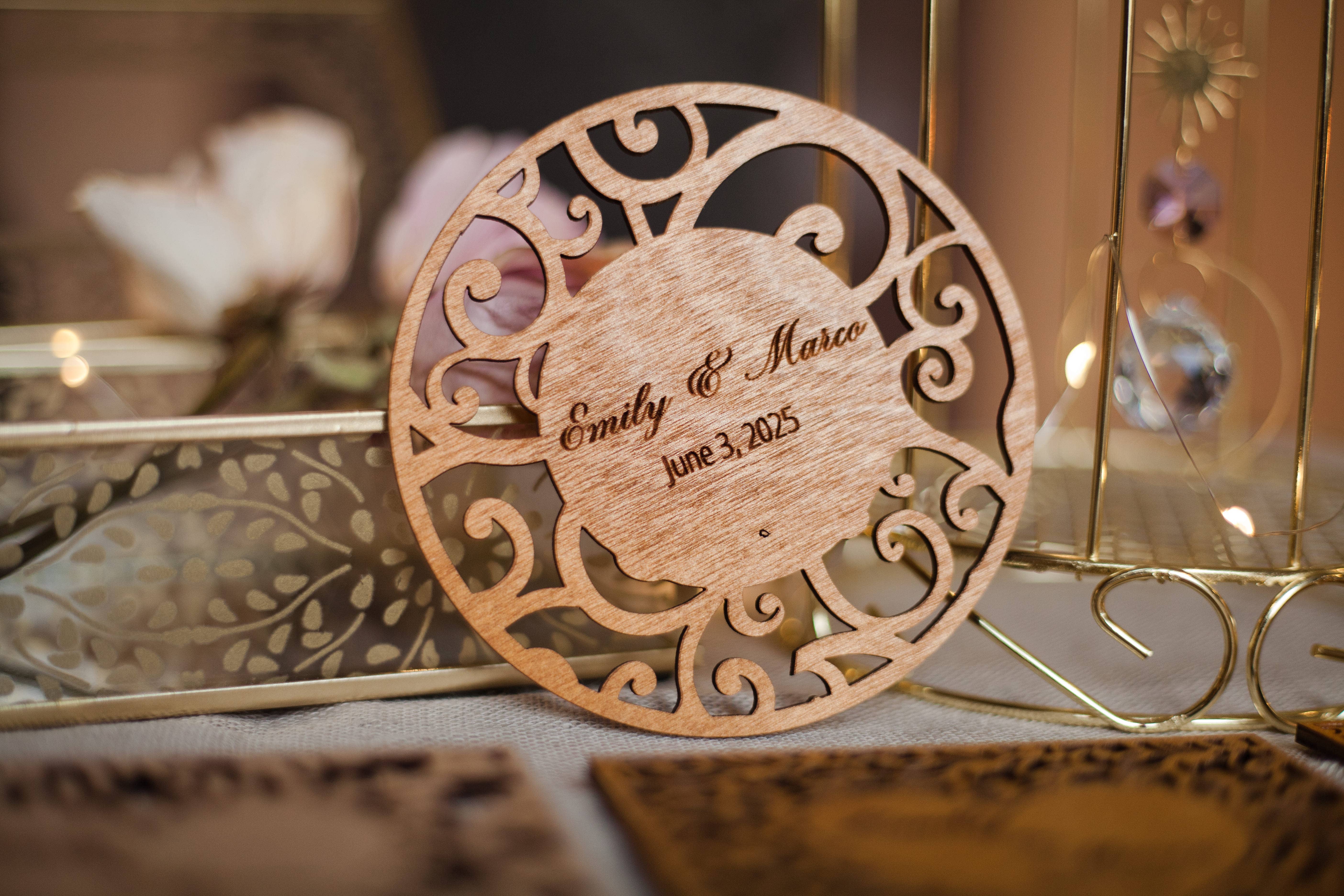 Cherish Deal - Vendita all'ingrosso Regalini per gli invitati - Sottobicchiere in legno inciso – Bomboniera per gli ospiti di matrimonio2