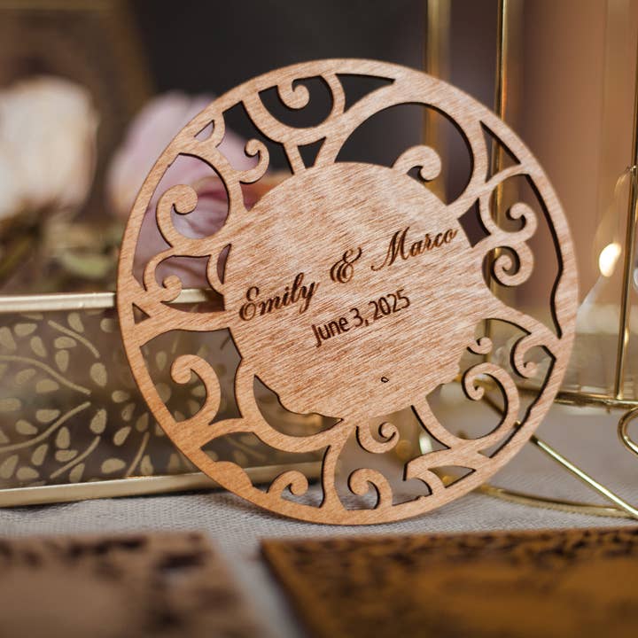 Cherish Deal - Vendita all'ingrosso Regalini per gli invitati - Sottobicchiere in legno inciso – Bomboniera per gli ospiti di matrimonio2