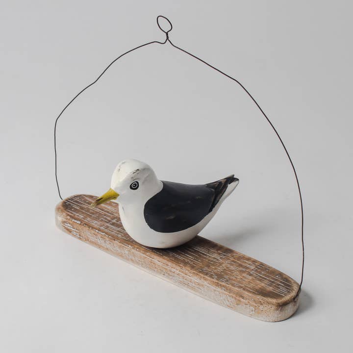 Originals International Ltd – wholesale Dekorativ statyett – Skärgårdshängande mås på rustik drivvedsbas0