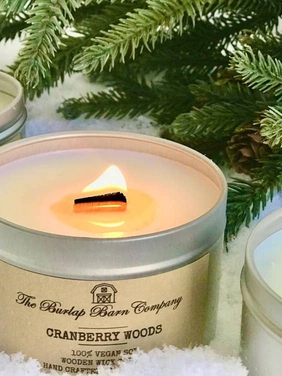Barattoli per candele Holiday da 8 oz., candele con stoppino in legno di soia al 100% per la vendita all'ingrosso da parte di The Burlap Barn Company